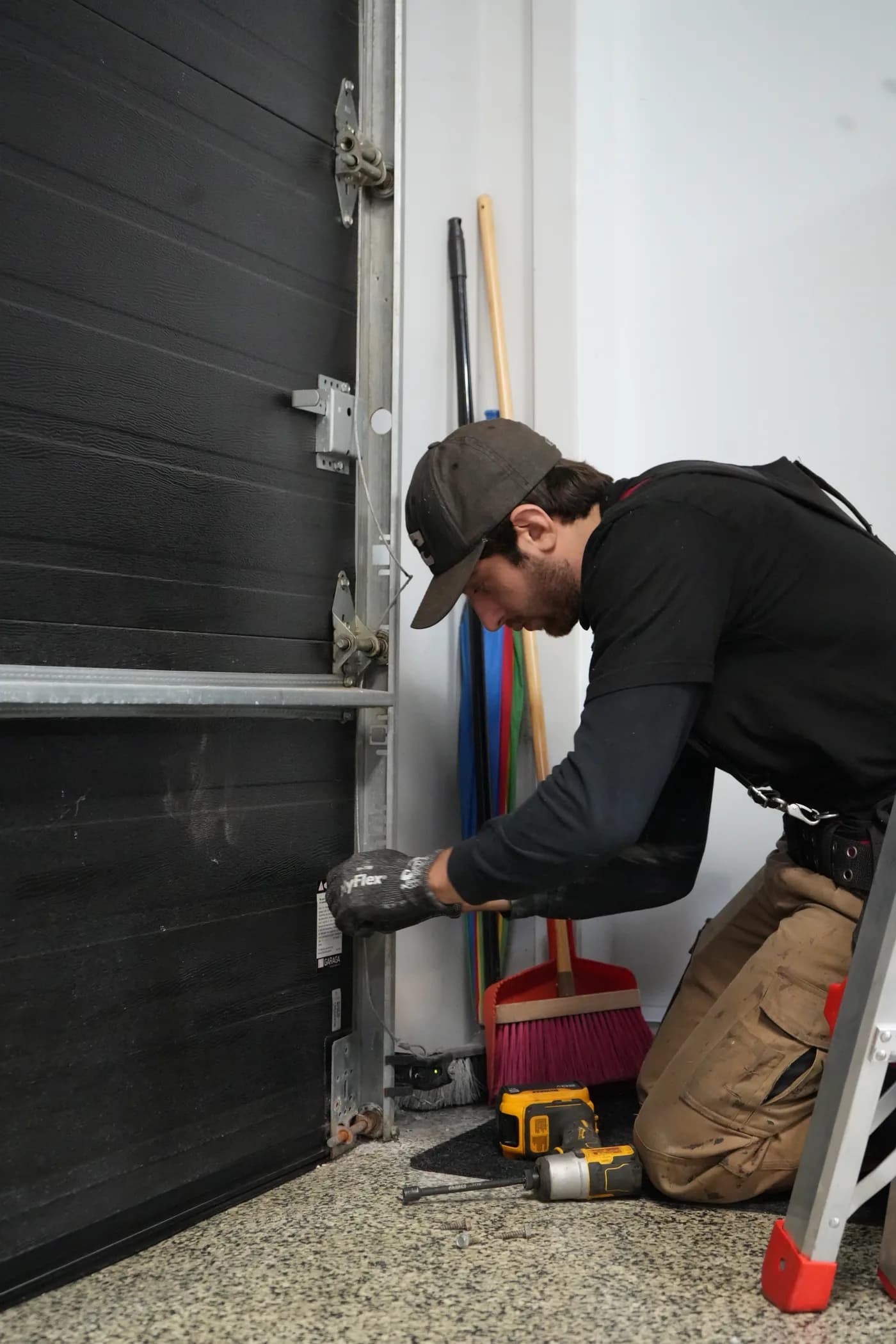 Lambert inspecte le bas d’une porte de garage